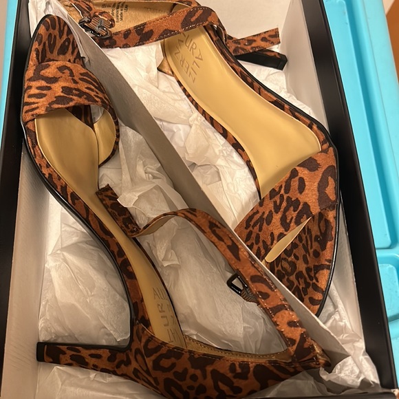 Naturalized cheetah open toe heels - Picture 2 of 6